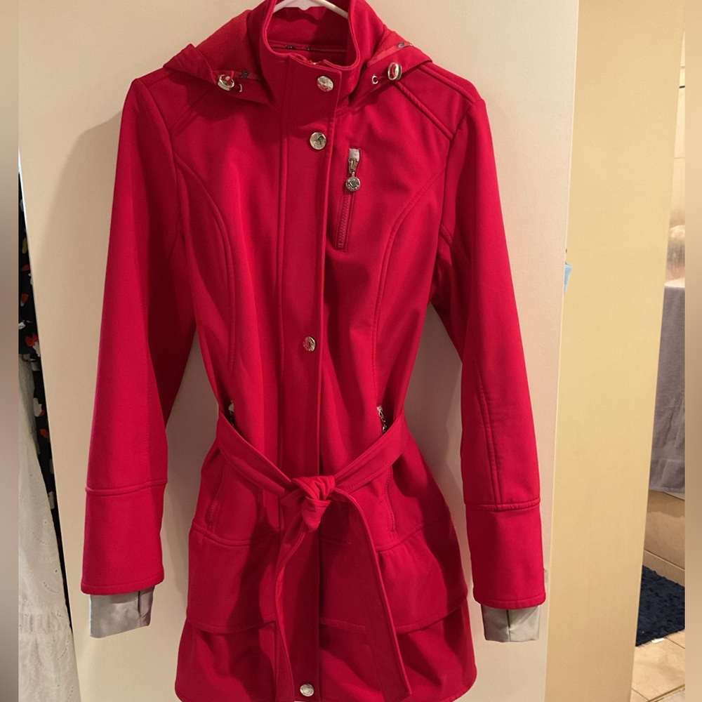EUC 🩷 Betsey Johnson Soft Shell Rain Coat 🩷 Fuchsia with Ruffles 🩷 Size Medium
